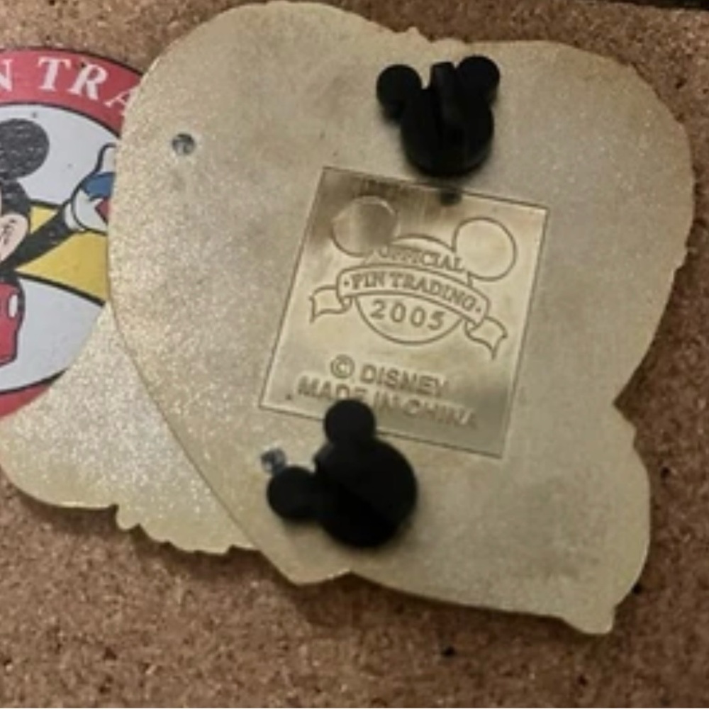 Collector’s Disney 3D Jumbo Pin Cinderella “And They Lived Happily Ever After” - Picture 4 of 4